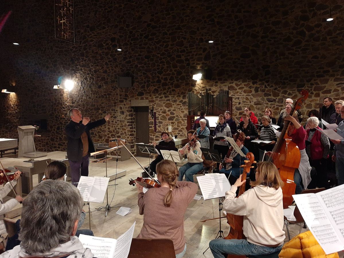 Chorprobe in einer Kirche: Vereinsleben lebt von Menschen – auch auf der Website.